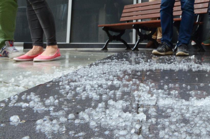 Cod galben de vreme rea în Capitală. Ploi torențiale, grindină și vânt, în weekend