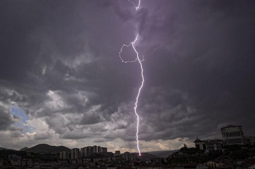 Cod galben de vreme rea în weekend: Averse torențiale, grindină și vânt în sudul și vestul țării