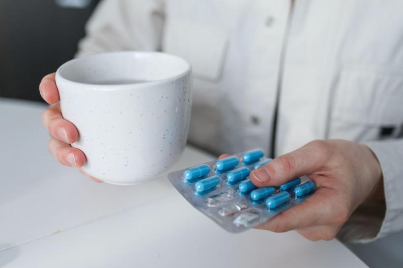 Rețea uriașă de medicamente false: Zeci de mii de oameni păcăliți să renunțe la tratamentele pentru cancer
