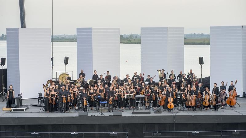 12 seri dedicate operei, baletului și teatrului muzical