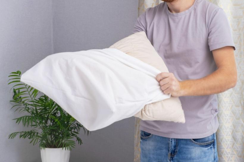 Trucuri simple pentru perne albe și pufoase: Cum să le speli corect acasă