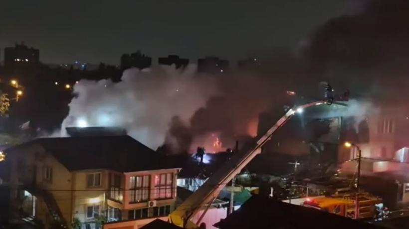 Panicǎ în București după un incendiu uriaș izbucnit în Sectorul 5. Fumul dens a acoperit zona. Mai multe locuințe au ars, a fost emis Ro-Alert
