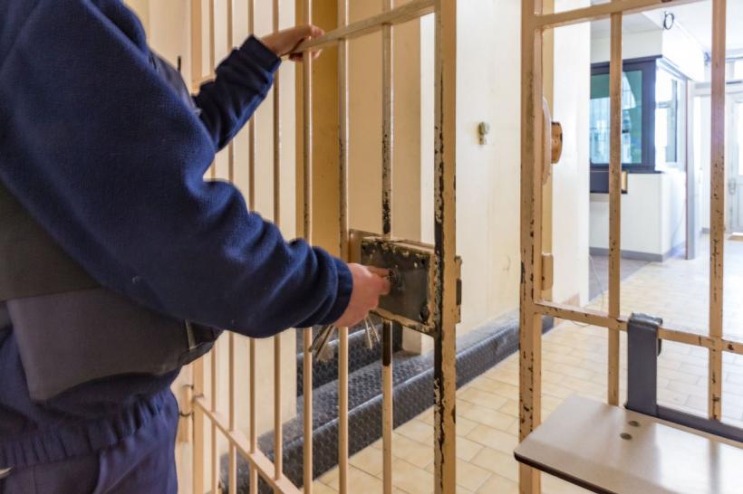 O femeie s-a sinucis în arest. Cercetări pentru neglijență în serviciu
