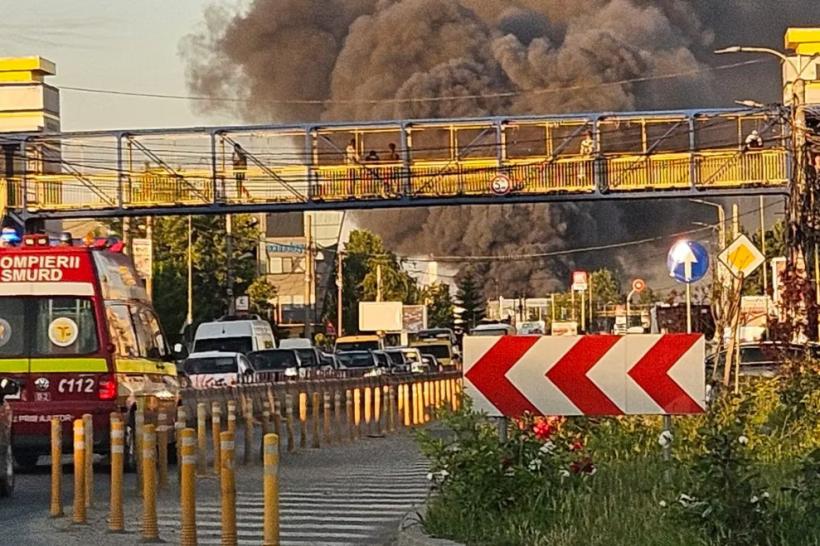 Incendiu violent pe Șoseaua Alexandriei din București: explozii și fum dens la ieșirea spre Bragadiru. A fost emis mesaj RO-Alert