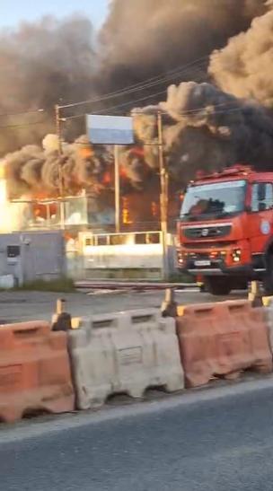 Incendiu violent pe Șoseaua Alexandriei din București: explozii și fum dens la ieșirea spre Bragadiru. A fost emis mesaj RO-Alert 19009046
