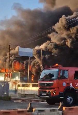 Incendiu violent pe Șoseaua Alexandriei din București: explozii și fum dens la ieșirea spre Bragadiru. A fost emis mesaj RO-Alert 19009047
