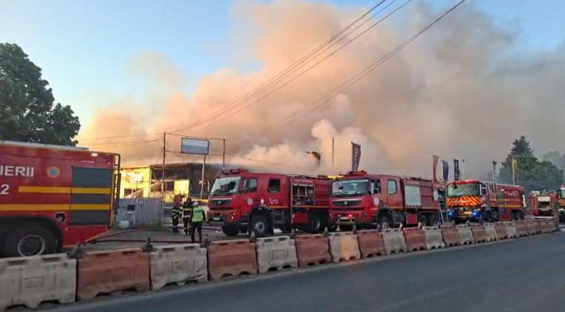Incendiu violent pe Șoseaua Alexandriei din București: explozii și fum dens la ieșirea spre Bragadiru. A fost emis mesaj RO-Alert 19009048