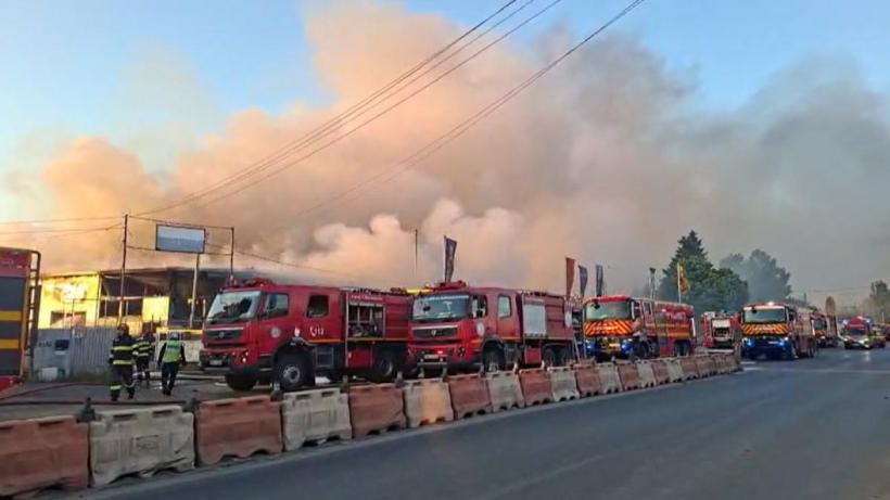 Incendiu violent pe Șoseaua Alexandriei din București: explozii și fum dens la ieșirea spre Bragadiru. A fost emis mesaj RO-Alert 19009050