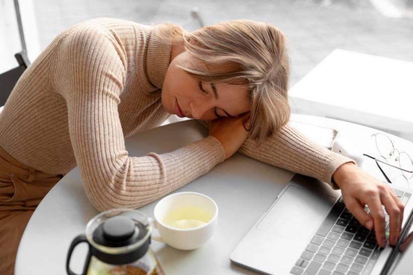 Managementul stresului nocturn: de ce te trezești obosit deși ai dormit 8 ore