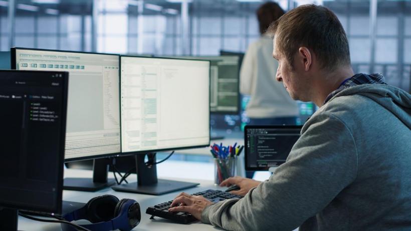 Nazare, de la Finanțe, inspirat de un proiect USR, neadoptat încă: Gmail, Yahoo, WhatsApp și ChatGPT, interzise pe calculatoarele statului
