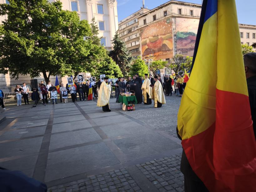 Reportaj: La adunarea „Sfinților”: între povești de chin și „torționari” 19008832