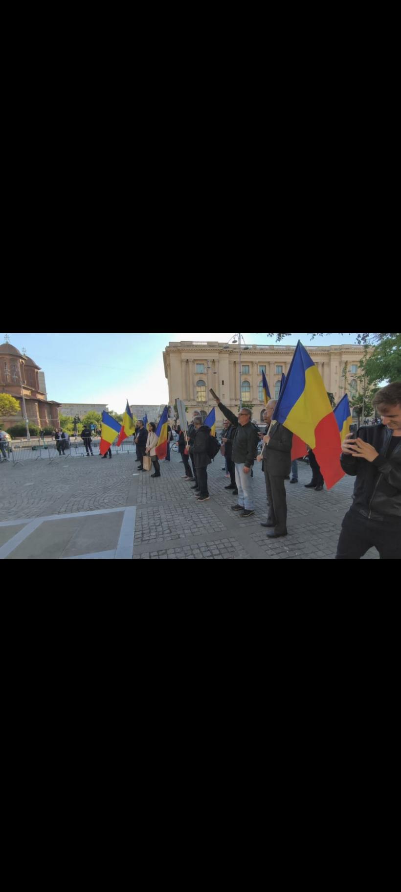 Reportaj: La adunarea „Sfinților”: între povești de chin și „torționari” 19008838