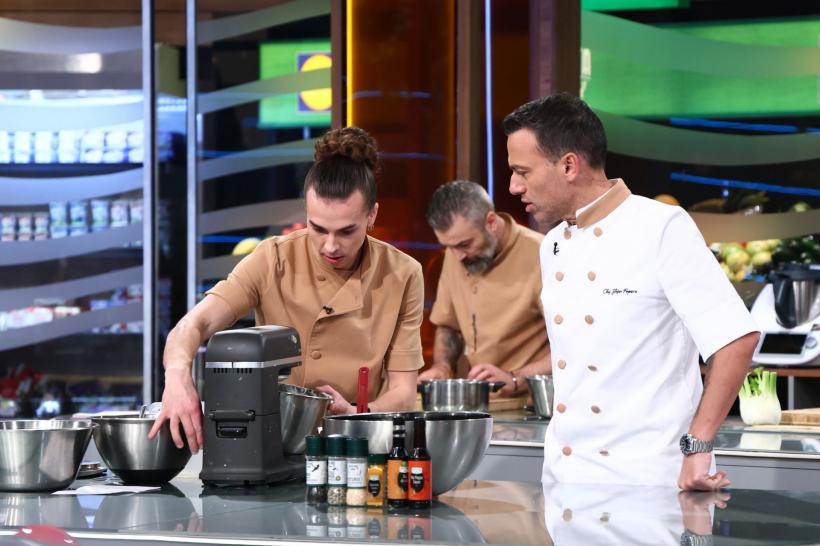 Chefi la cuțite, lider de audiență. Verdict în premieră la bătălia de ieri: victorie pentru echipa lui Chef Richard cu unanimitate de voturi! Chef Orlando își atacă azi adversarii cu o amuletă grea 19009129