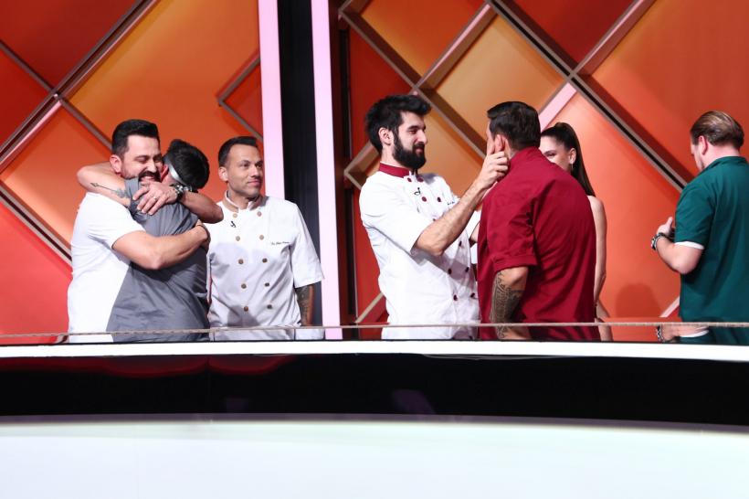 Chefi la cuțite, lider de audiență. Verdict în premieră la bătălia de ieri: victorie pentru echipa lui Chef Richard cu unanimitate de voturi! Chef Orlando își atacă azi adversarii cu o amuletă grea 19009134