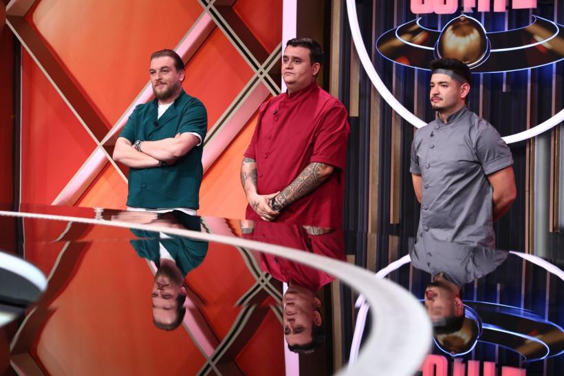 Chefi la cuțite, lider de audiență. Verdict în premieră la bătălia de ieri: victorie pentru echipa lui Chef Richard cu unanimitate de voturi! Chef Orlando își atacă azi adversarii cu o amuletă grea 19009135