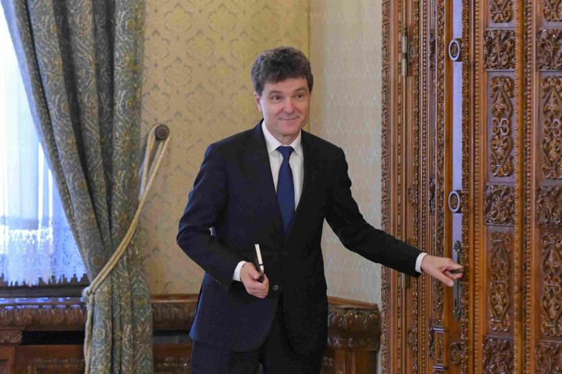 Criza, pe scurt: dreapta nu vrea cu stânga, PSD vrea, dar n-are cu cine, AUR vrea, dar nu-l lasă nimeni 19009013