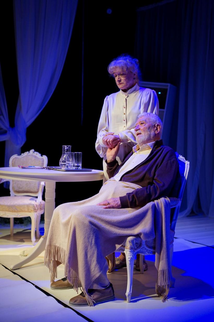 Debut în dramaturgie pentru actorul Emil Coșeru – premiera producției „Hârjoana”, în regia Alexandrei Bandac Marian 19008880