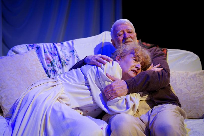 Debut în dramaturgie pentru actorul Emil Coșeru – premiera producției „Hârjoana”, în regia Alexandrei Bandac Marian 19008881