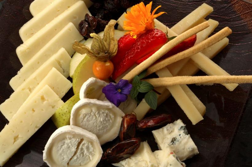 Gorgonzola, brânza albastră din Italia. Cum să o consumi?