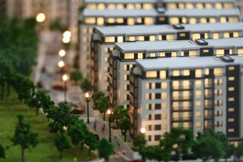 Piața imobiliară din România rămâne sub presiune. Alexandru Manea: „Cei care așteaptă scăderi de prețuri se îmbată cu apă rece”