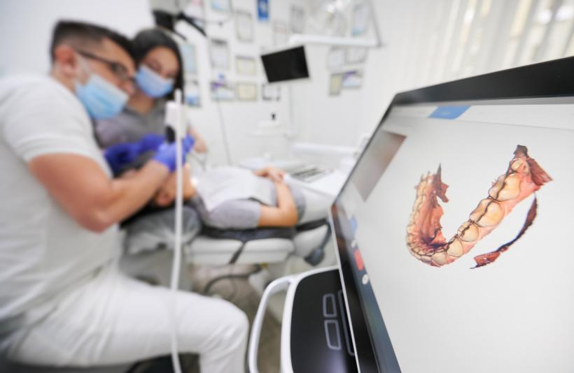 Evoluția stomatologiei în București: De la tratamente clasice la experiențe digitale personalizate
