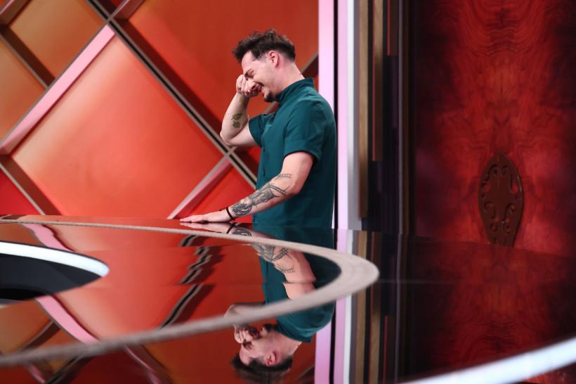 Record de audiență cu ediția Chefi la cuțite de ieri, care a stabilit semifinaliștii. Tunicile bej, conduse de Chef Ștefan, au intrat primele în Semifinală, câștigând ultimul battle 19009589