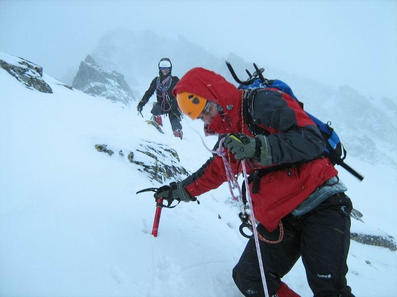 Zi record pe Everest: Cel mai mare număr de persoane care au atins vârful de pe versantul sud