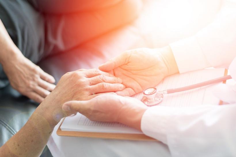 UE pregătește drepturi pentru cei care îngrijesc membri ai familiei: concedii, program flexibil și pensii