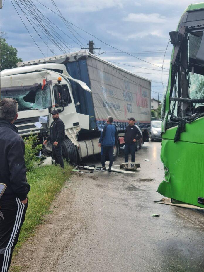Șofer de camion în stare gravă, după un accident în Prahova. A intervenit elicopterul SMURD