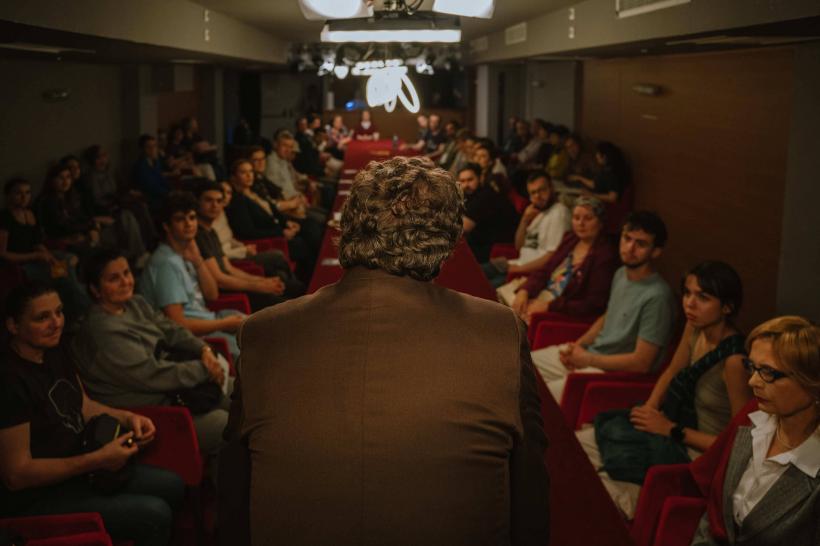 Teatrul EXCELSIOR se alătură evenimentului Noaptea Muzeelor și programează spectacolul itinerant MICKEY MOUSE TREBUIE SĂ PLECE, un traseu performativ prin culisele unui liceu aflat în pragul imploziei 19009511