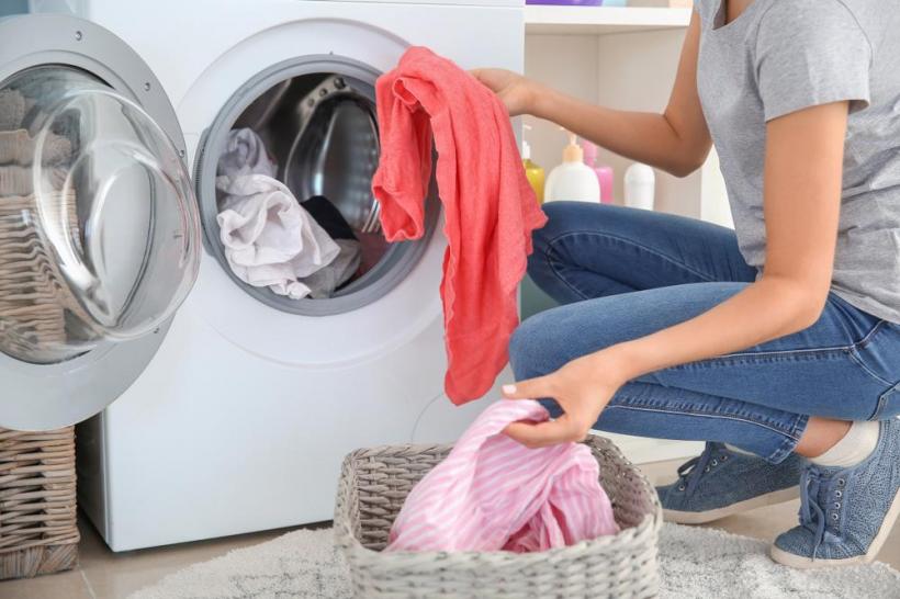 Trucul eficient care te ajută să îndepărtezi petele vechi de grăsime de pe haine