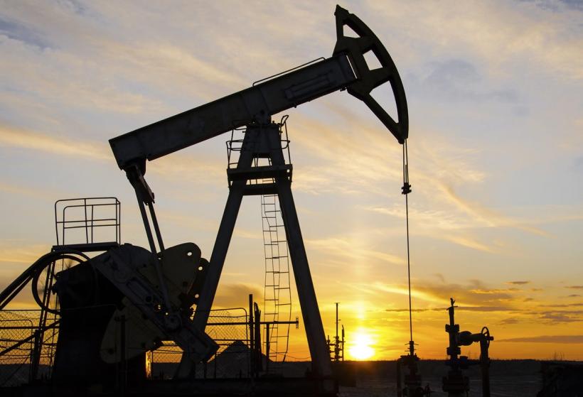 Prețul petrolului scade puternic la bursele internaționale