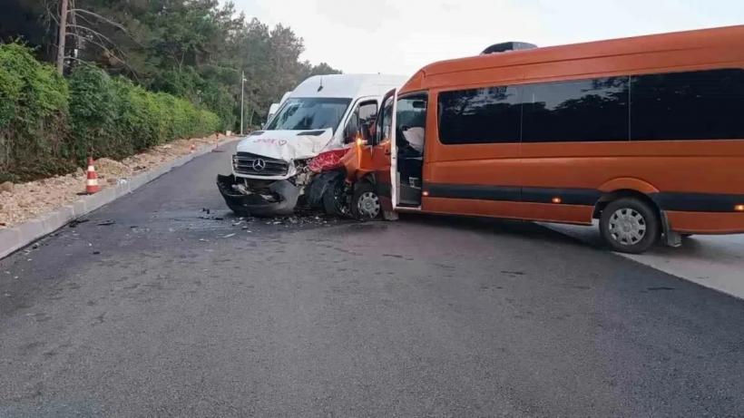 Șase români au fost răniți într-un accident între două microbuze turistice în Antalya. 13 persoane au ajuns la spital