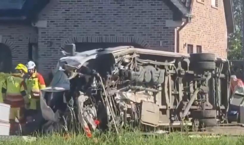 Tragedie în Belgia: Patru morți, inclusiv doi copii, după ce un tren a lovit un microbuz școlar