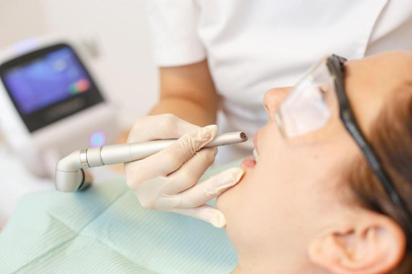 Implant dentar vs. proteză mobilă: diferențele și criteriile de alegere explicate de specialiști