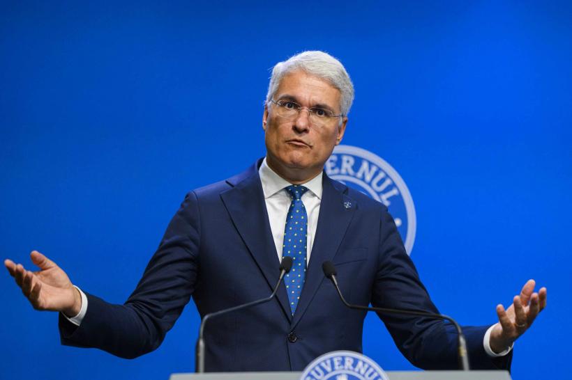Șmecherie politică, pe motiv de PNRR. Deși nu are voie, Guvernul demis a inițiat și negociază Legea salarizării. Dar o va plasa, pentru asumare, „săgeților” din Parlament.