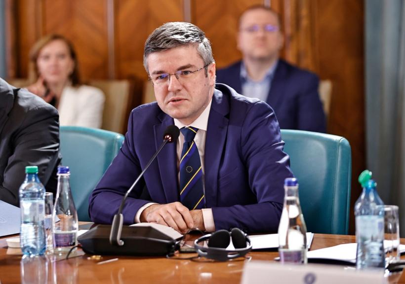 Șmecherie politică, pe motiv de PNRR. Deși nu are voie, Guvernul demis a inițiat și negociază Legea salarizării. Dar o va plasa, pentru asumare, „săgeților” din Parlament. 19010343