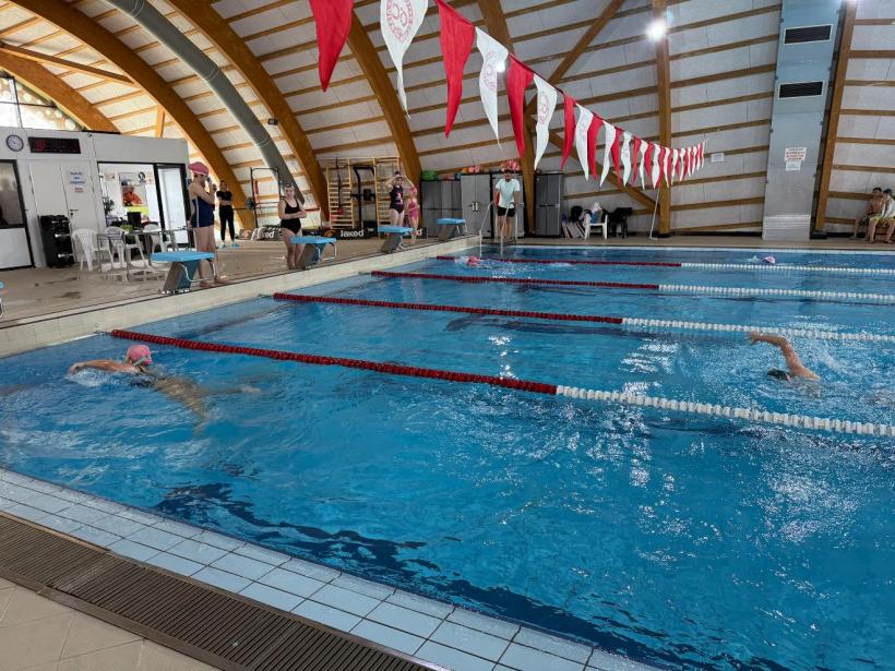 Antrenor de înot la Clubul Sportiv Câmpina, cercetat pentru agresiune sexuală asupra unei fetițe de 12 ani 