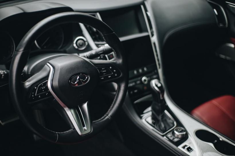 Curățare interior auto: soluții eficiente pentru plastic, textile și piele