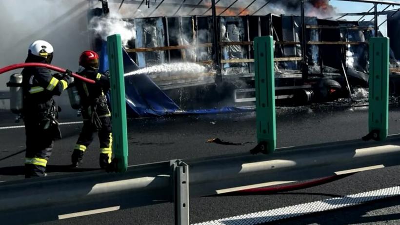 Pompierii intervin pe A1: Semiremorca unui autotren, cuprinsă de flăcări