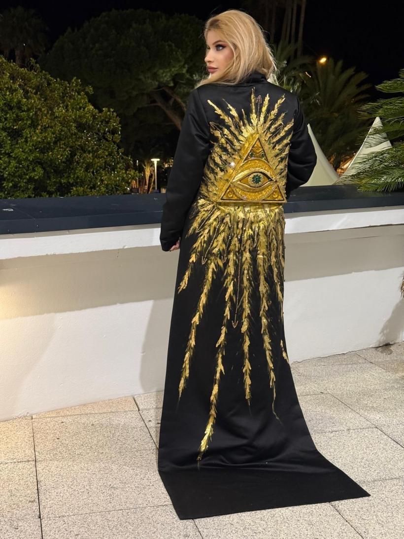Apariție surpriză a unei românce pe covorul roșu de la Cannes, alături de vedetele cinematografiei mondiale 19010771