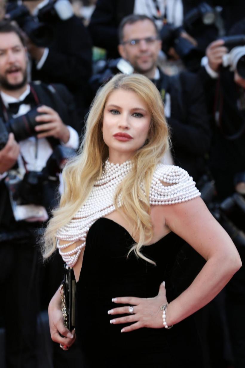 Apariție surpriză a unei românce pe covorul roșu de la Cannes, alături de vedetele cinematografiei mondiale 19010775