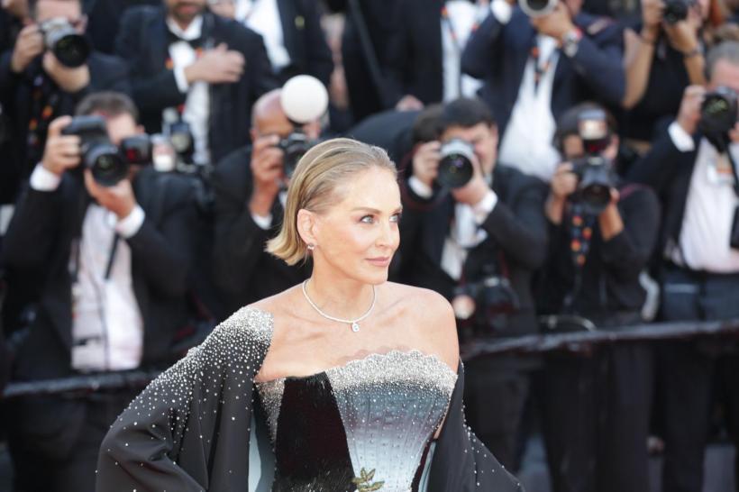 Apariție surpriză a unei românce pe covorul roșu de la Cannes, alături de vedetele cinematografiei mondiale 19010783