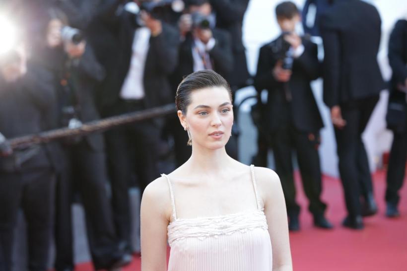 Apariție surpriză a unei românce pe covorul roșu de la Cannes, alături de vedetele cinematografiei mondiale 19010785