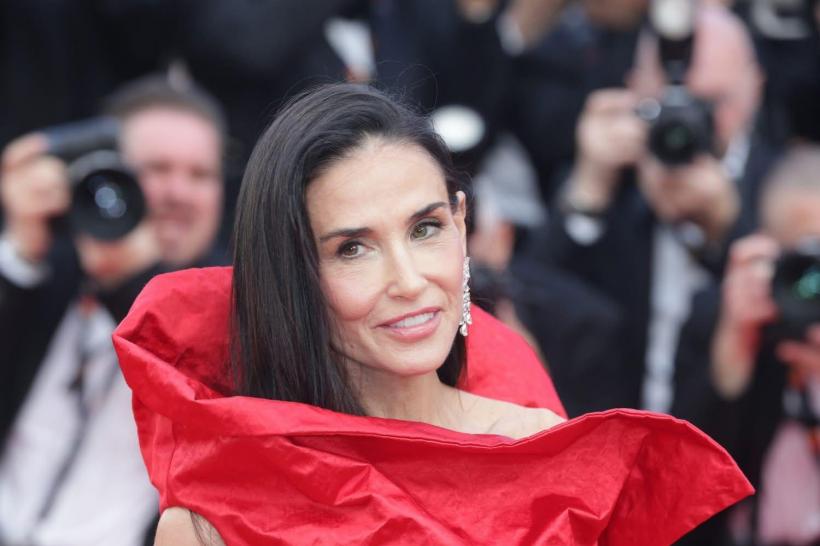 Apariție surpriză a unei românce pe covorul roșu de la Cannes, alături de vedetele cinematografiei mondiale 19010787
