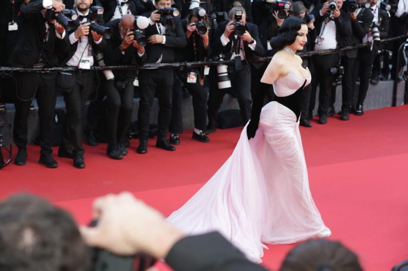 Apariție surpriză a unei românce pe covorul roșu de la Cannes, alături de vedetele cinematografiei mondiale 19010788
