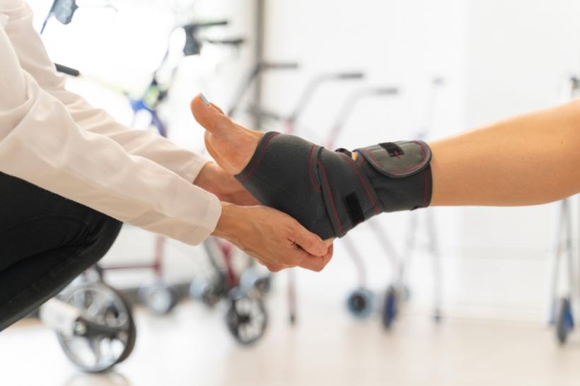 Recuperare medicală după entorsă de gleznă: când reiei mersul și sportul?