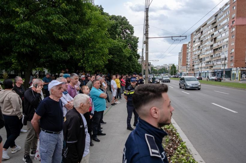 Locatarii blocului din Galați afectat de căderea unei drone revin în apartamente