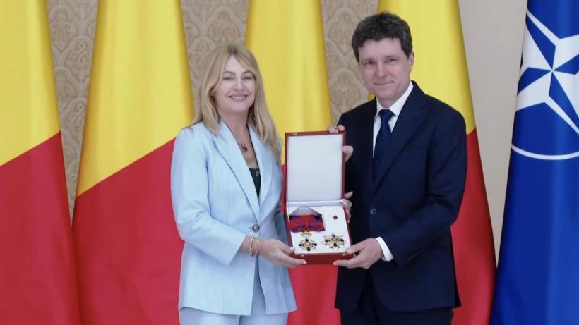 Nadia Comăneci - decorată cu Ordinul Naţional Steaua României în grad de Mare Cruce
