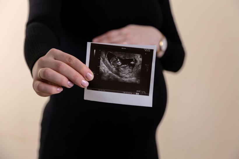 Cazul care revoltă SUA: o femeie condamnată după un avort spontan și o postare pe rețelele sociale
